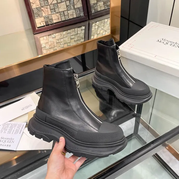 👟👟Ex-factory price 620👟👟 Men +10 🔥4050 McQueen’s new popular women’s boots and couple shoes🔥 Original 1:1 replica, the highest version! AIexanderMcQUEEN✅ products have been certified, endorsed by many celebrities such as Guli Nazha, Wu Lei, and Internet celebrity bloggers, and have fashion models on the T stage of Milan Fashion Week! Front zipper design, easy to wear, 6 cm heel height, comfortable to wear and heighten your legs, fabric: top grain calfskin/ lining: imported sheepskin feet: imported sheepskin, women's size 35-40 (40 must be customized). Men's size 39-45 (45 must be customized). Color: black/white, all black, off-white. Packaging: Matching counter packaging certificate pure cotton bag.